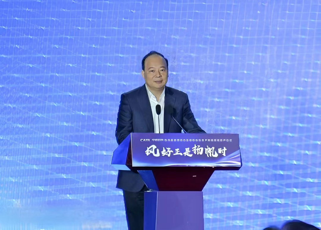 02-配文插图-万利董事长、总经理曾毓群发表致辞.png